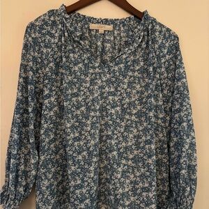 LOFT Women's Blue and White Floral Blouse